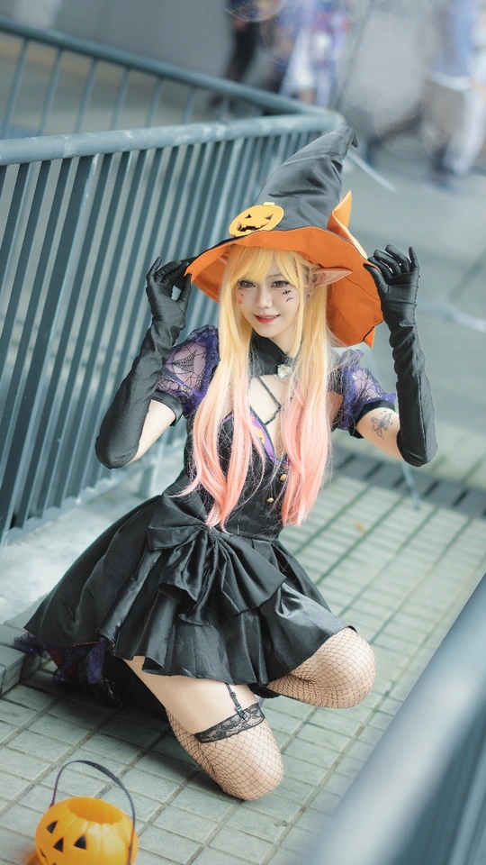 一个小女孩穿着巫婆的衣服