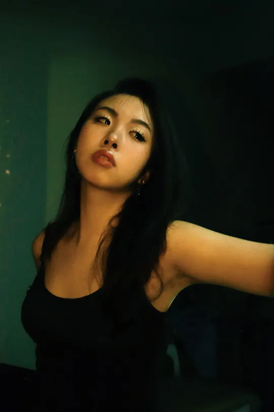 一个穿着黑色连衣裙的女人在一个房间里