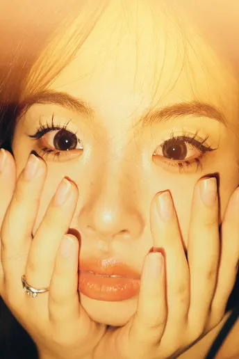 一位女士用手捂住脸