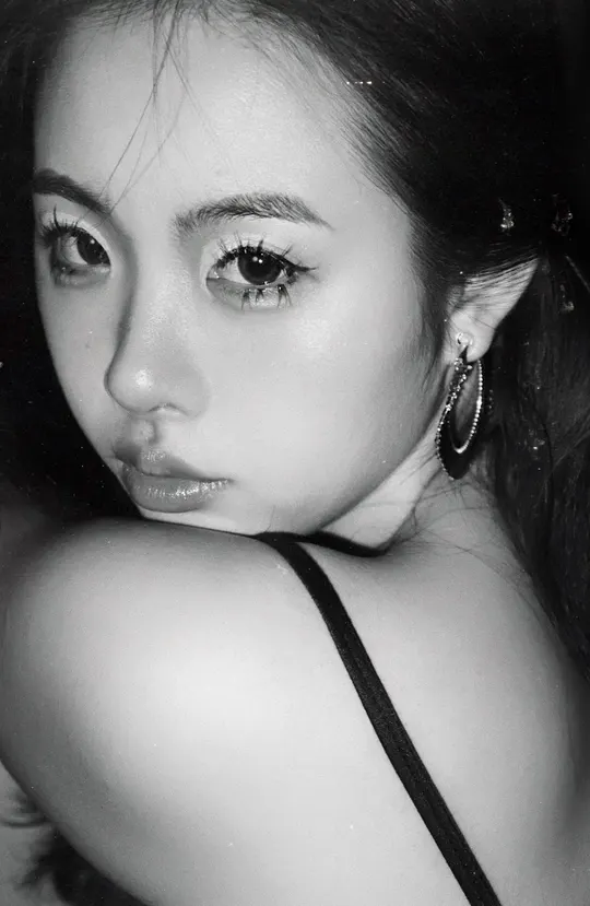 黑白女性的黑白肖像