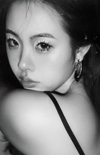 黑白女性的黑白肖像