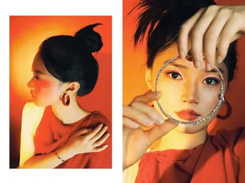 一位女士用放大镜照镜子