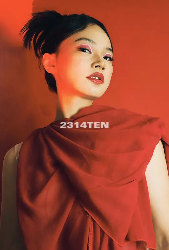 穿红衣服的女人 背景是红色