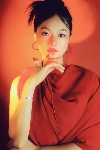 一位穿着红裙子的女人在黄光下