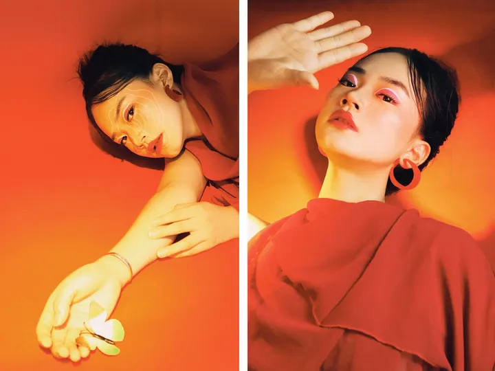 一位女子把手放在脸上