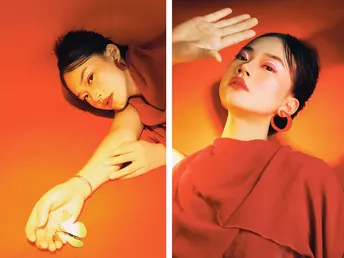 一位女子把手放在脸上