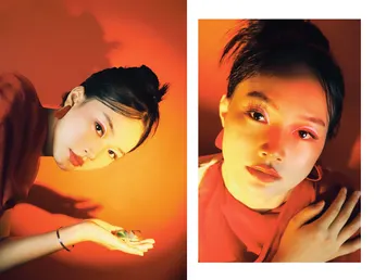 一张女人脸上的红灯照片