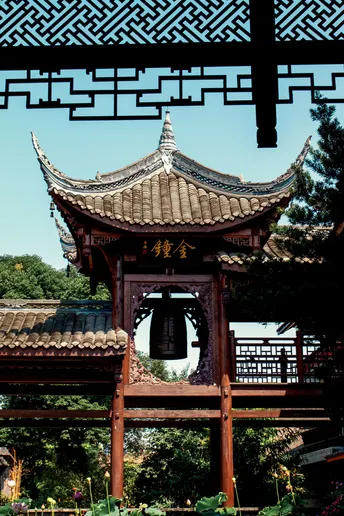 一个有钟的园林中的木亭子