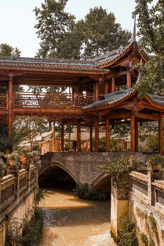 河上的一座小木亭