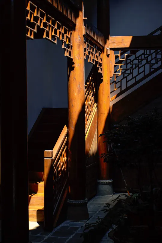 夜晚被阳光照亮的一所房子 通往房子的木楼梯