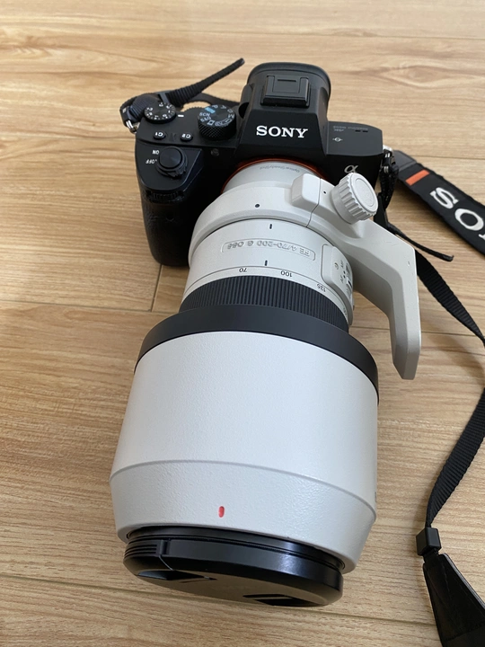 一台带有镜头的相机 放在木桌上