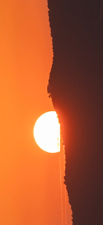 当太阳落山时 一个人在空中飞翔。