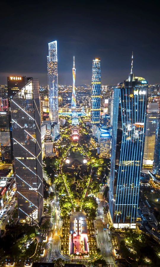 夜晚的城市夜景 高耸的建筑物和天际线被点亮