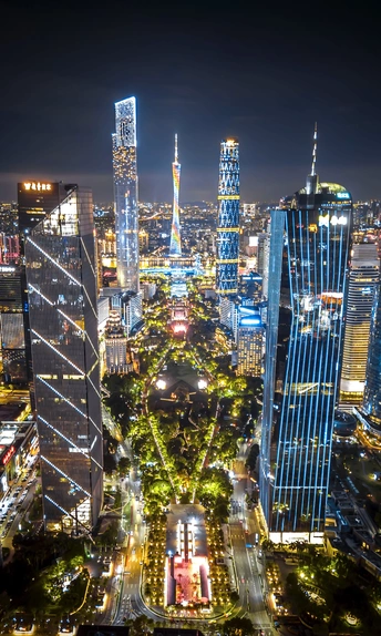 夜晚的城市夜景 高耸的建筑物和天际线被点亮