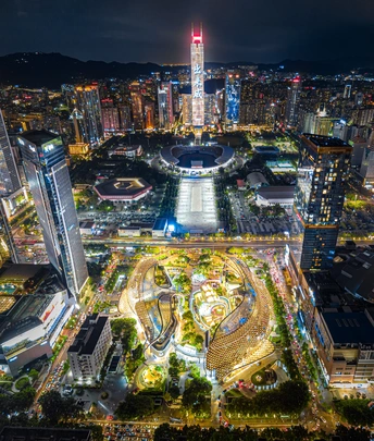 夜晚的城市 高楼林立 灯光璀璨。