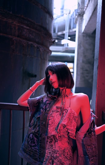 一个穿着红色连衣裙的女人站在门廊前。