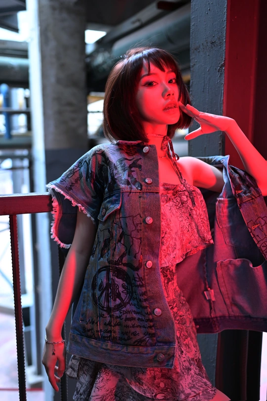 一个穿着红色连衣裙的年轻女子在拍照