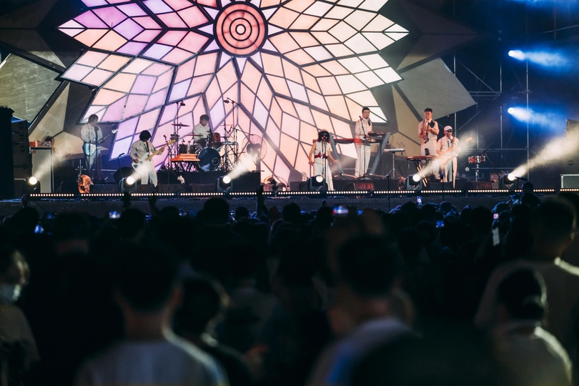 在音乐会的舞台上当着一大群人的面表演的艺术家