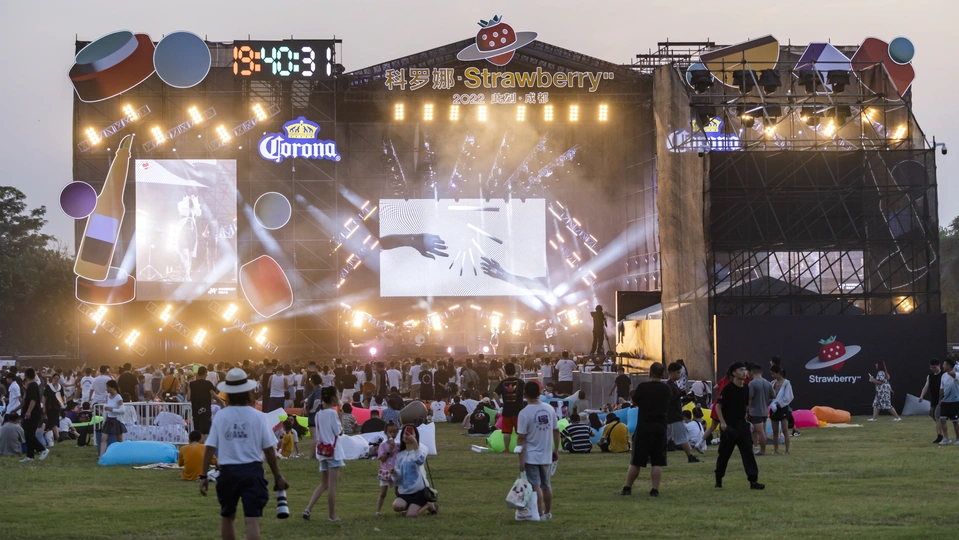 节日音乐会上的一群人