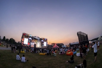 日落时参加节日的一群人