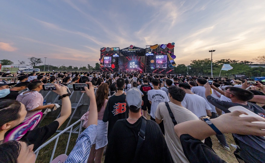 音乐会上的一大群人