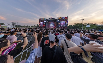 音乐会上的一大群人