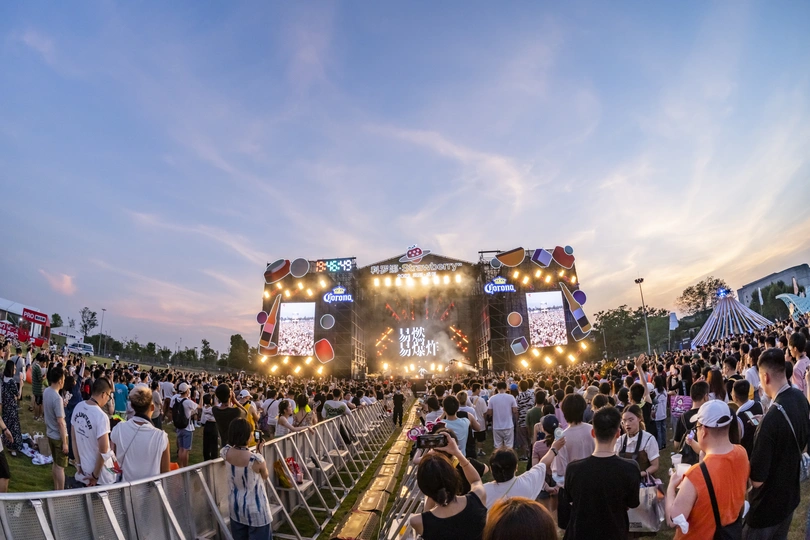 音乐会上的一大群人