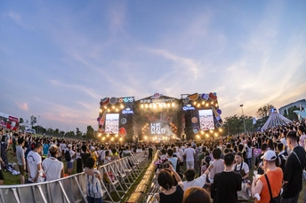 音乐会上的一大群人