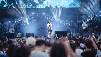 在舞台上当着一群人的面表演的艺术家