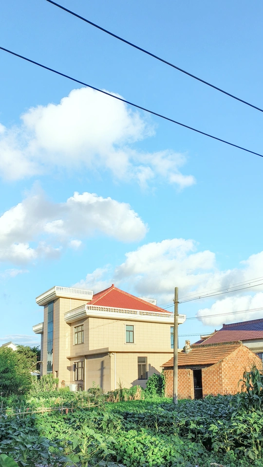 一个小建筑 前面有一个绿色的花园。