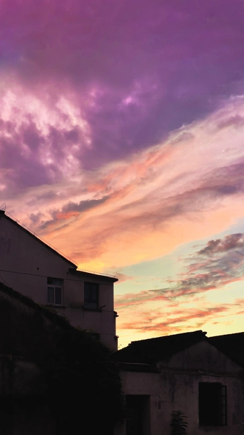 美丽的夕阳 伴有紫色的云彩和多彩的天空