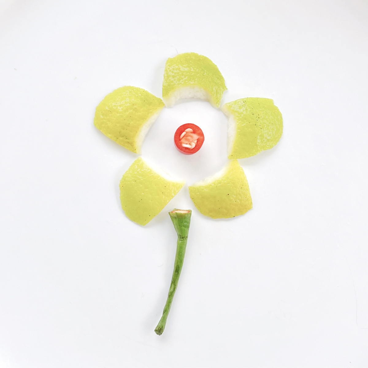 一个带有花的白色盘子
