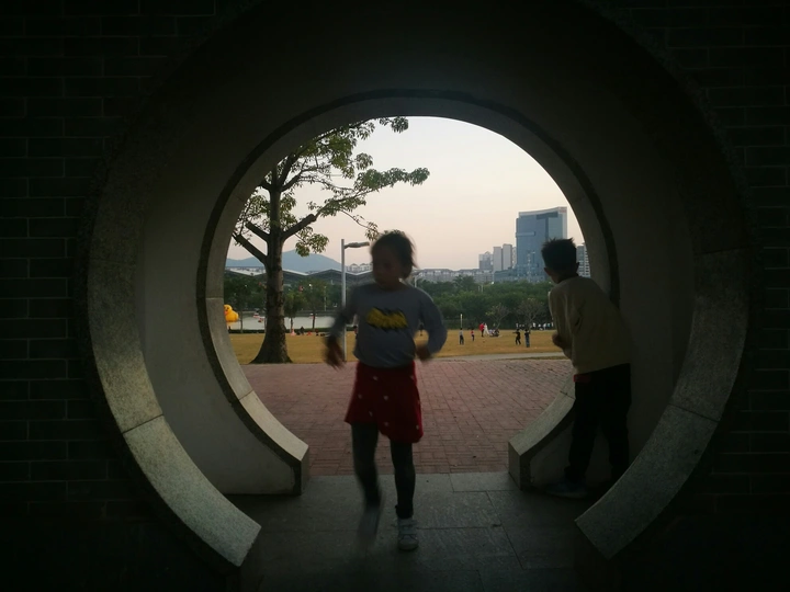 闯入镜头的小朋友